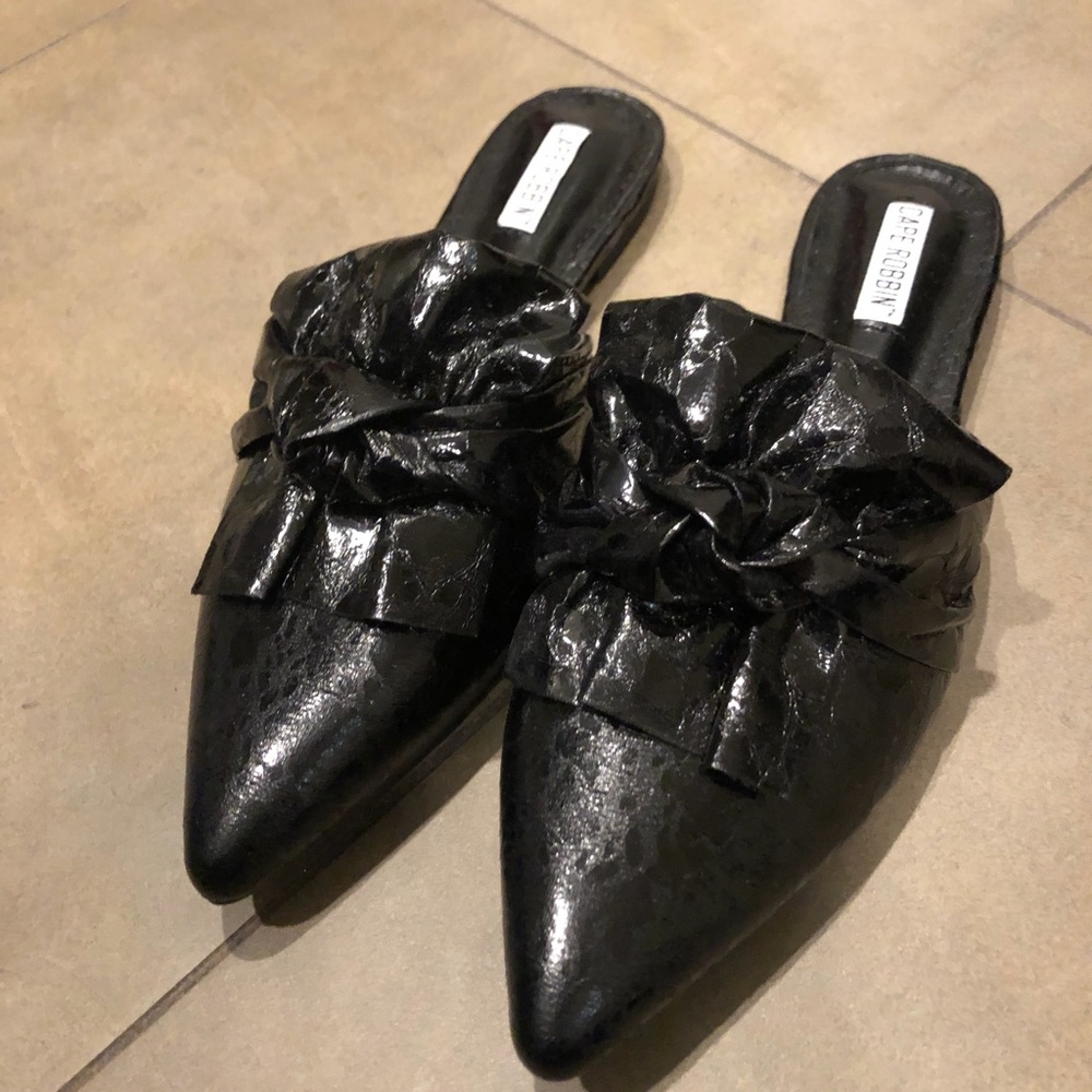 NWOT Cape Robbin Black Slides